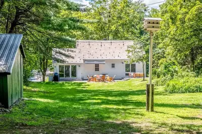 Image de Modern Hudson Valley Creekside Retreat + Hot Tub!