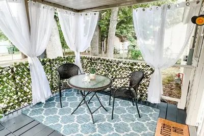 Image de Cozy 2br Bungalow in the Heart of the Historic District Convenient to Downtown