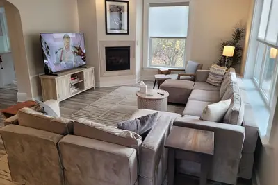 Image de The Sundowner - Gorgeous Victorian Home Just 1 Block from Beach and Downtown!