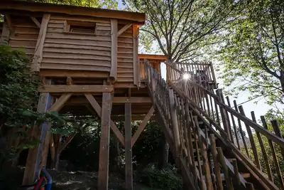 Image de Cabane située entre mer et montagne.