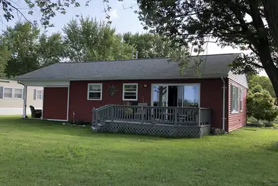 Image de Spectacular sunset views and north chain lake front red cottage rental