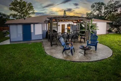 Image de Charming Family Oasis - Dog-Friendly - Backyard