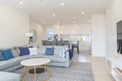 Image de Resort-style pool and private rooftop terrace, minutes from Seven Mile beach