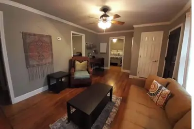 Image de Elm Circle Cozy Cottage walking distance to Downtown.