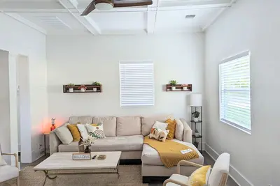 Image de 5 Star Historic Home - 2br/3rd Loft - 3mi to Casino