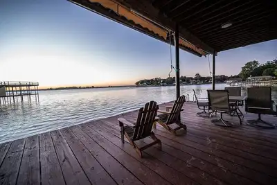 Image de 5 Br-Hottub-Firepit-Pets-Fenced in-Waterfront-Bounce House