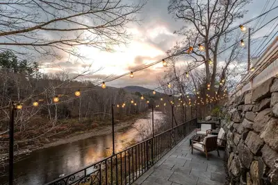 Image de Breathtaking Riverfront Farmhouse w/Mountain Views