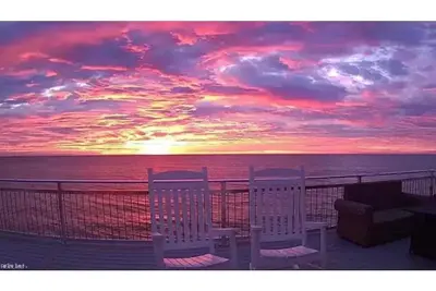 ☆ Beachfront Home w/ Stunning Views, Hot Tub, Luxury Kitchen & Private Beach!