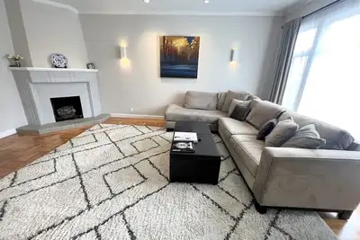 Image de Spacious modern 3br/3ba House with yard, hottub & parking - with flexible lease!