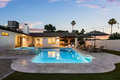 New! R House Hot Tub+Pool+Air Hockey+5bd
