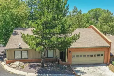 Image de Whole House Retreat in the Pines 2 min to Square