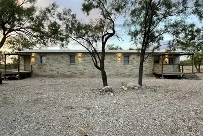 Image de Serene, quiet, and spacious ranch lodge 15 minutes from town