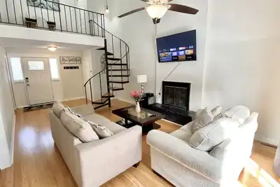 Image de Centrally Located Townhouse! Spacious 4 Br Near Beaches and Downtown.