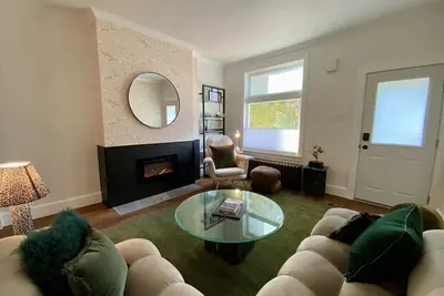 Image de Peaceful full home in the heart of Southside Flats.