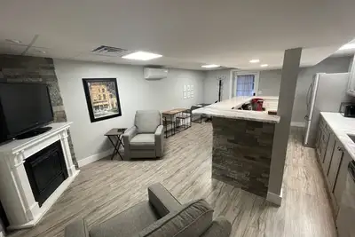 Image de Modern, no street noise, central location!