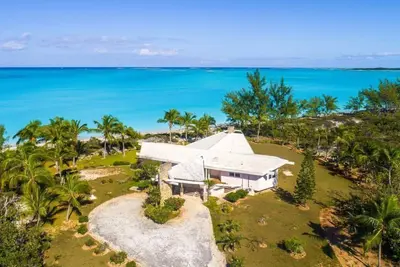 Image de West House: 2br House w/ Beach & Private Deck