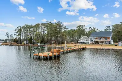 Image de Spacious waterfront home w/ dock, kayaks, paddleboards, cornhole & more!