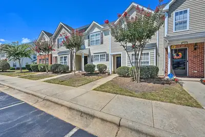 Image de Cozy Greensboro Townhome ~ 7 Mi to Unc Campus