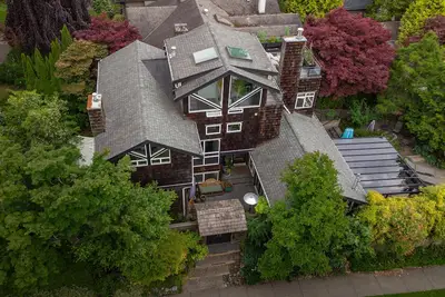 Image de West coast modern home, in upscale Neighborhood