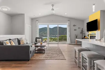 Image de New Listing! Lake Chelan View Retreat with outdoor Scandinavian sauna.