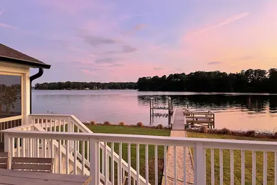 Image de Remodeled home on Lake Murray. Large screen porch overlooks large yard, and dock