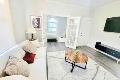 Image de Mid century apartment with private backyard and deck