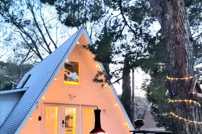 Image de Cozy 1960s A- Frame with Mountain Views