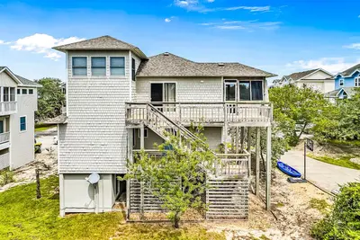 Image de Spacious home near beach & stocked lake with sunroom, W/D & Ac - quiet location