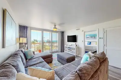 Image de 3rd-floor, Gulf-view condo at beachfront resort with pools, hot tub & two gyms