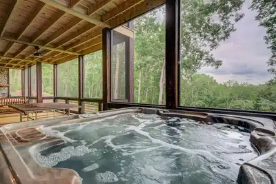 Image de Dog Friendly Lodge near town with screened deck, hot tub, game room & WiFi