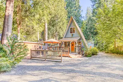 Image de Adorable A-frame cabin w/nearby river access, game room, wood stove, firepit