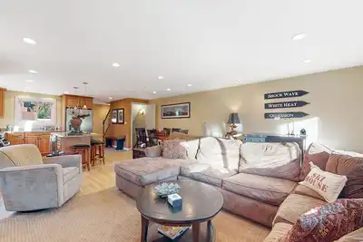 Image de Ski-in/out condo with mountain view, deck, fast WiFi & fireplace - near golf