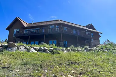 Image de Hillside home with panoramic mountain views, deck, gas firepit & pool table