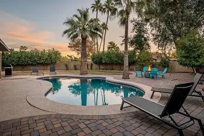 Art Deco Oasis: Vintage Charm, Pool, Firepit, Bbq