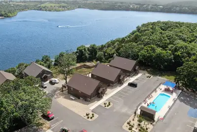 Image de “Bear Claw\" - Cabin w/Bluff Lake View Near Branson w Pickleball Court!