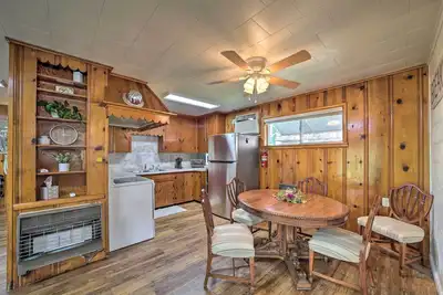 Image de Walk to Lake: Historic Disney Home