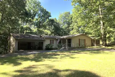 Image de Located near area restaurants, shopping, boat ramps and boat rentals