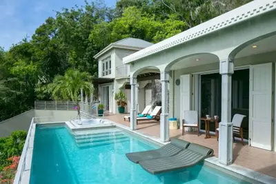 Image de Latitude 15a: Walk to Klein Bay! Pool & Hot Tub!