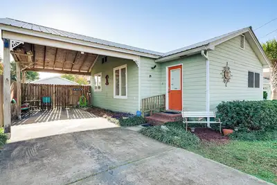 Image de Cozy Pcb Cottage ~ 1 Block to Beach!