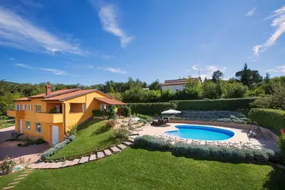 Image de Large outdoor with privacy, Heated pool 60m2, Gamesroom, Wellness, Garden