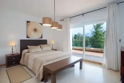 Appartement de vacances Guadalmina Alta avec vue sur les montagnes, piscine partagée et Wi-Fi.