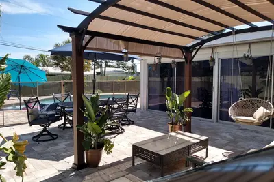 Image de Family friendly, (heated) pool home- 5 min to beach!