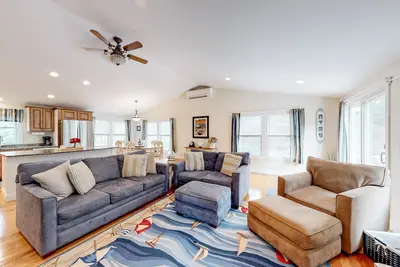 Image de Cape escape with patio, grill, firepit, outdoor dining, W/D