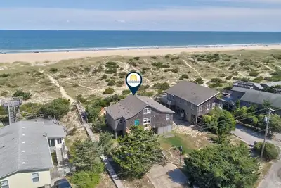 Image de Obx beach house with ocean views, decks, private hot tub, & seasonal pool access