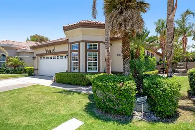 Image de Golf course-adjacent home with patio, fireplace & firepit - dog-friendly