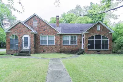 Image de Cloverdale Corner Duplex 2br w/Porch Swing -5 Mins to Dt!