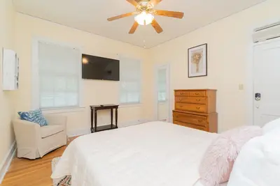 Image de Cloverdale Corner 2br Duplex w/ En suite & Porch!