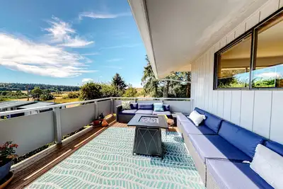 Image de Dog-friendly home with sound view, fireplace, pizza oven & hot tub