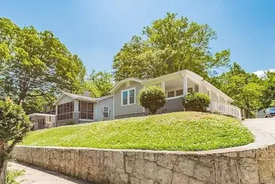 Image de Sweet Sylvan Hills 3/2 - Ten Minutes to Airport