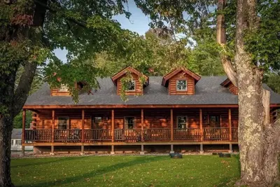 Image de Newly Built Luxury Duplex Log Cabin both sides!